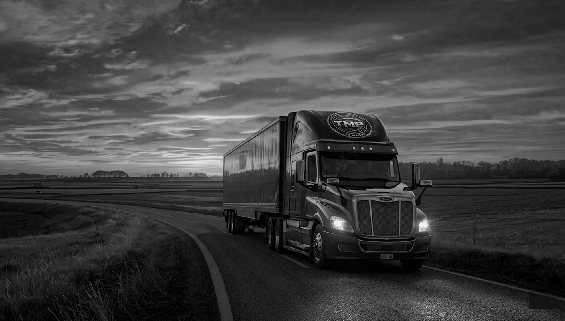 Transporte TMP avanzando en carretera